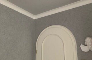 Schlafzimmer mit Wema-Wanddesign und Stuckleisten, ein Beispiel von 150 Designs. 