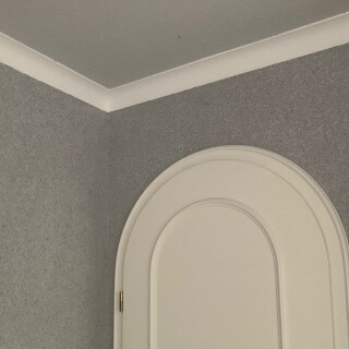 Schlafzimmer mit Wema-Wanddesign und Stuckleisten, ein Beispiel von 150 Designs. 