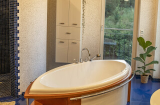 Zeigt ein Badezimmer mit Wema-Wanddesign, ein Beispiel von 150 Designs.