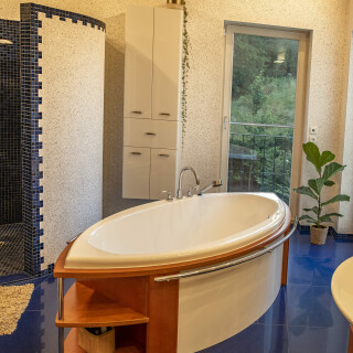 Zeigt ein Badezimmer mit Wema-Wanddesign, ein Beispiel von 150 Designs.