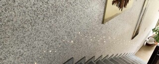 Treppenbereich mit Wema-Wanddesign inkl. LED gestaltet, Putz aus Baumwolle, Wohngesundheit mit vielen Vorteilen. Es gibt 150 Designs und sind kombinierbar.