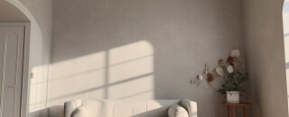 Wohnzimmer mit Wema-Wanddesign schlicht gestaltet, Putz aus Baumwolle, Wohngesundheit mit vielen Vorteilen. Es gibt 150 Designs und sind kombinierbar.