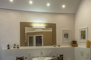 Badezimmer mit Wema-Wanddesign, ein Beispiel von 150 Designs.